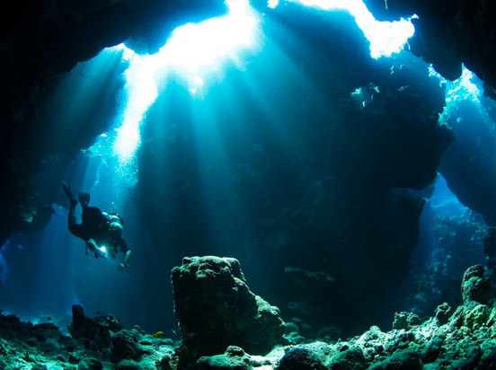 Plongée sous-marine avec rayons de lumière